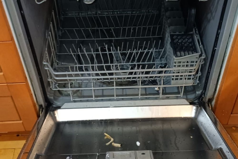 Just Call gallery repair page diagnosing broken dishwasher con